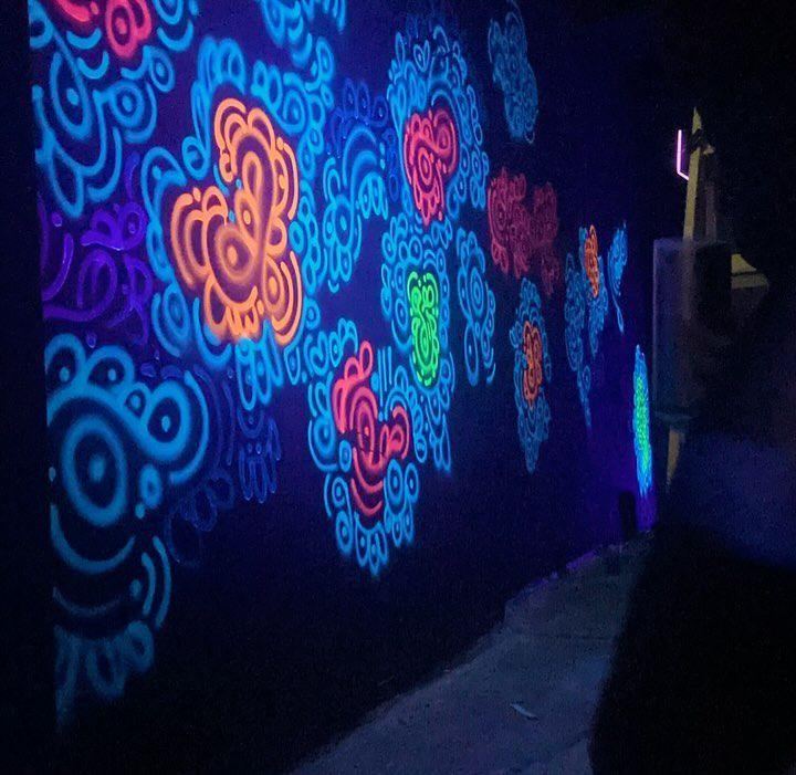 Pasillo con Mural Blacklight