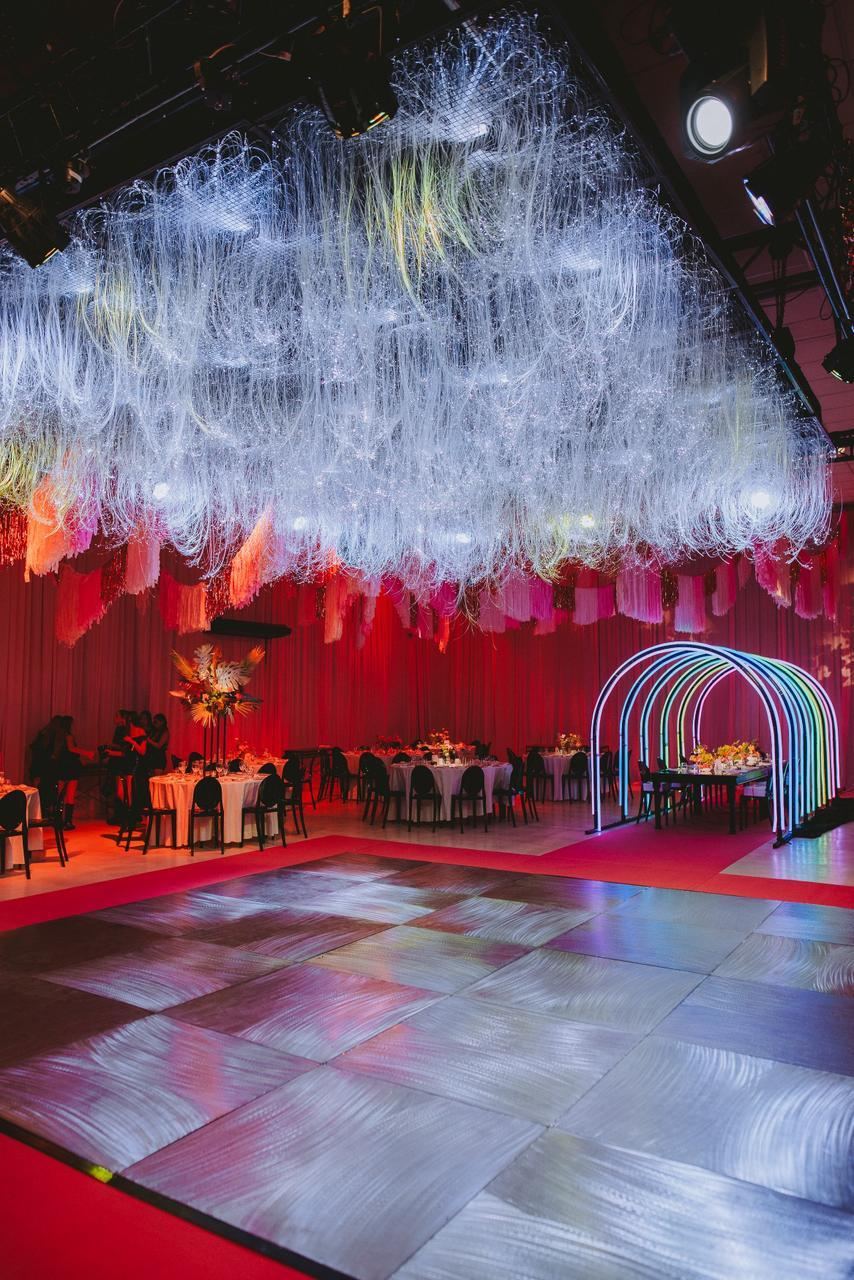 Salón con Instalación Aérea de Hilos